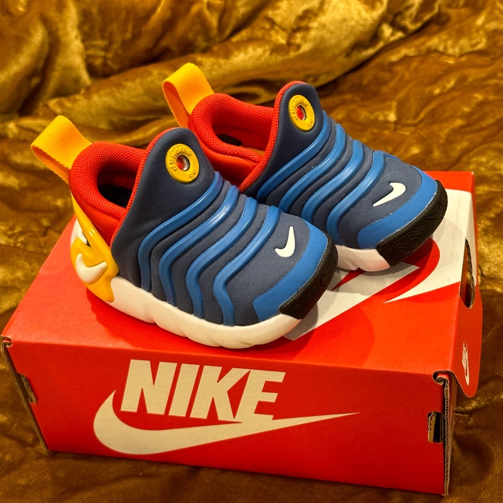 Nike Dynamo Sneakers